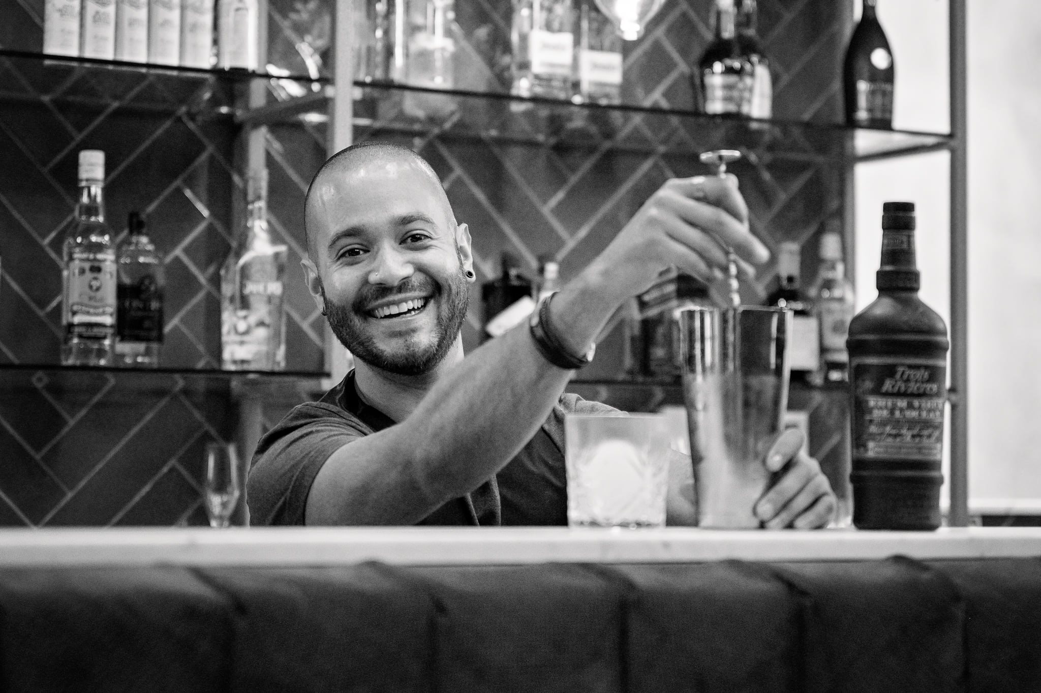 Les Commerces de la Bastide-Gatsby-bartender-1 Les Commerces de la Bastide-Gatsby-bartender-1
